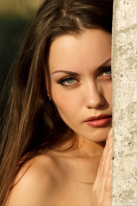 Чувственная модель Марта А в эротическом фотосете