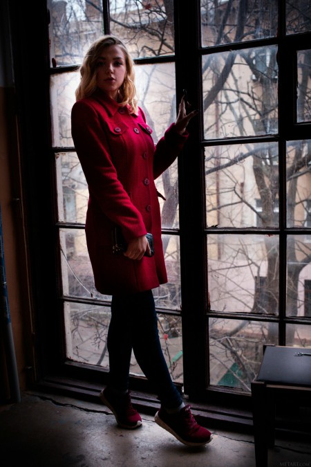 Молодая красавица у окна