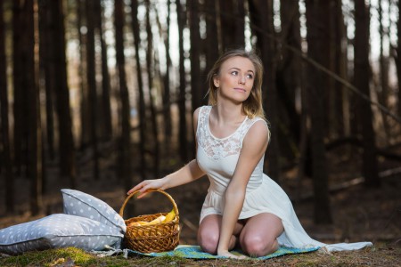 Летний пикник с обнаженной девушкой