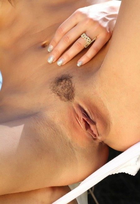 Летнее счастье: Микаэлла в сельской элегантности