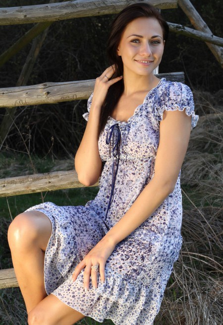 Летнее счастье: Микаэлла в сельской элегантности