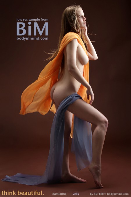 Искусство соблазна: Дамианна А в эротической фотосессии