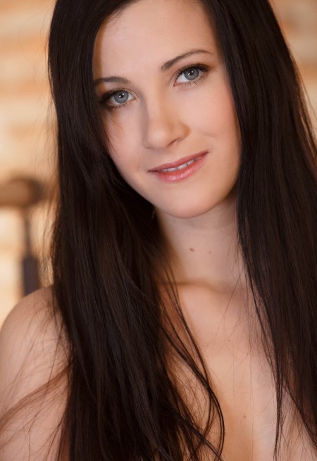 Изящная модель Лорен А позирует