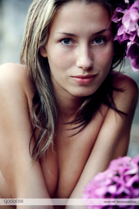 Летняя эротическая фотосессия с моделью