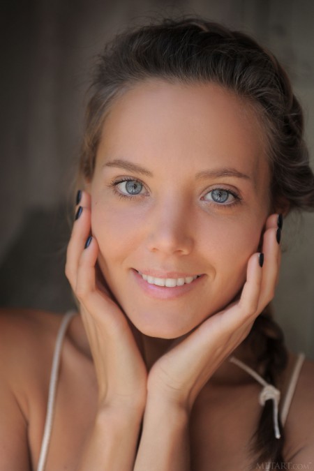 Веселая и чарующая Mango A в эротической фотосессии