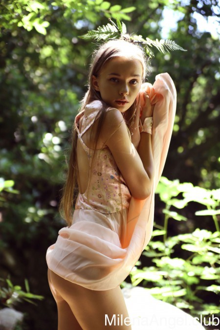 Летний восторг Милены в лесу