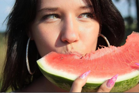 Летнее чувственное фотосет на природе