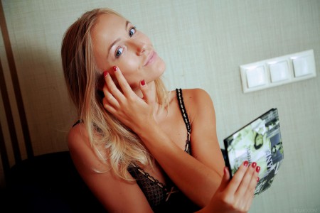 Блондинка Aislin A: чувственная красота домашней фотосессии