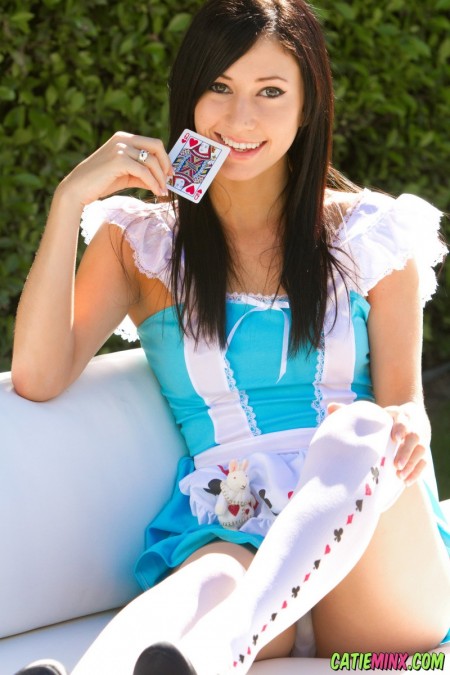 Летняя радость: улыбающаяся Catie Minx