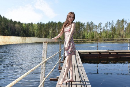 Летнее чувство моды: эротическая фотосессия на свежем воздухе