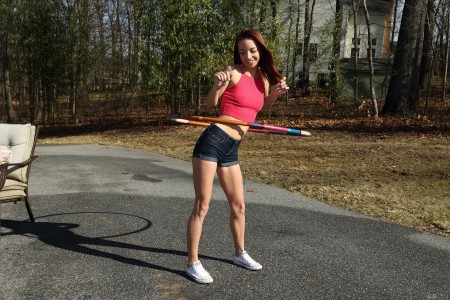 Летнее наслаждение: девушка Пейсли Рэй в природе