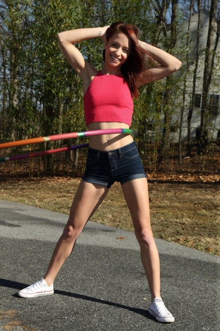 Летнее наслаждение: девушка Пейсли Рэй в природе