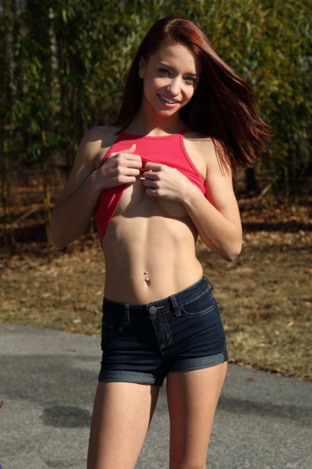 Летнее наслаждение: девушка Пейсли Рэй в природе