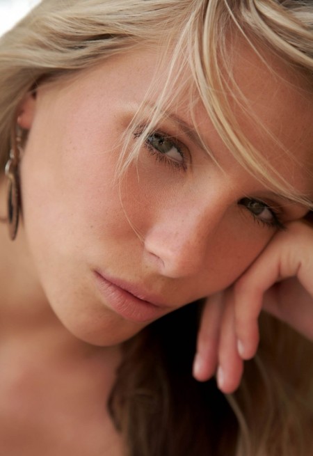 Чувственная блондинка Danae A в летнем саду