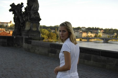 Блондинка Ивета: эротическая фотосессия на свежем воздухе