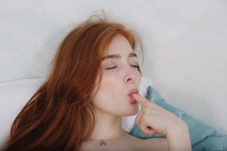 Радостная Jia Lissa расслабляется на кровати