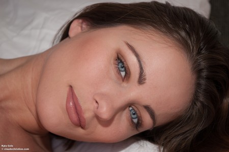 Соблазнительная Кайла Коул в спальне