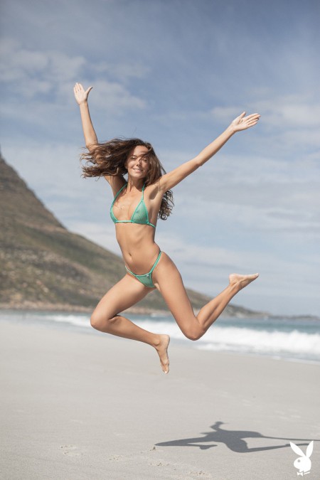 Летняя сенсуальность: Катя Кловер обнаженная на пляже