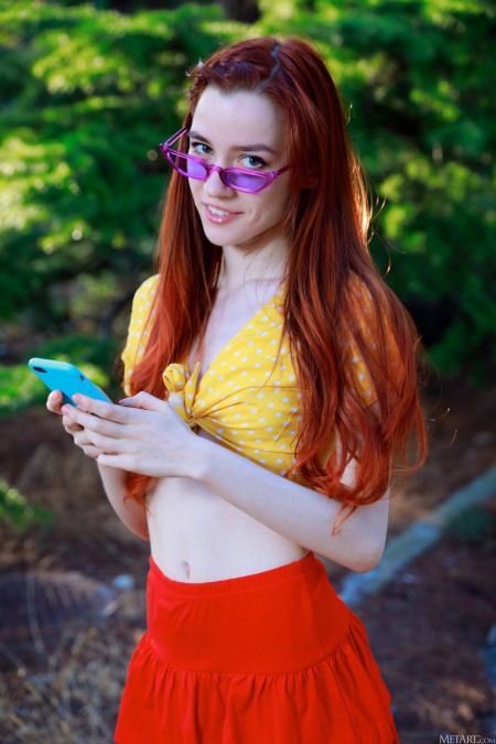 Летняя фотосессия с улыбающейся девушкой