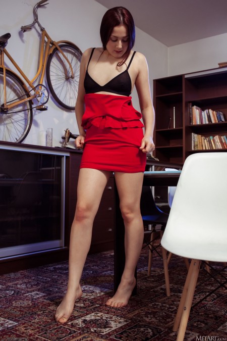 Оливия Хани: модель в платье