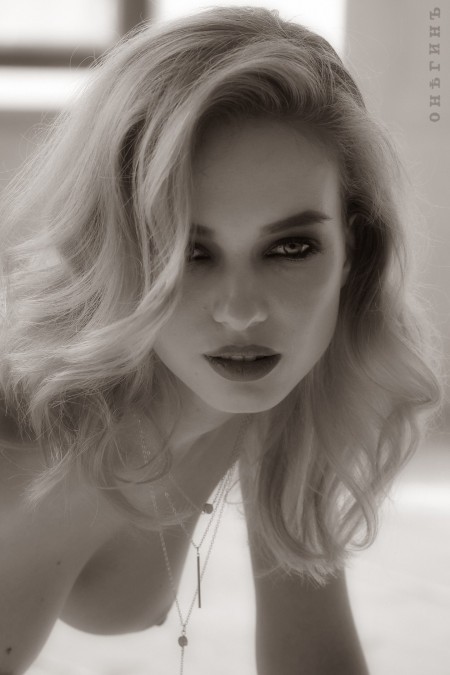 Изысканная модель в черно-белом