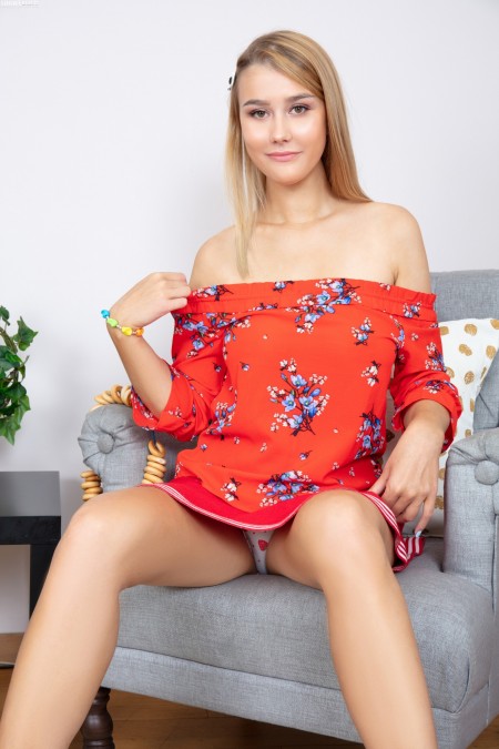 Блондинка Таби А в домашней эротической фотосессии