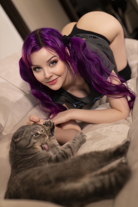 Эротическая фотосессия Helly Von на кровати