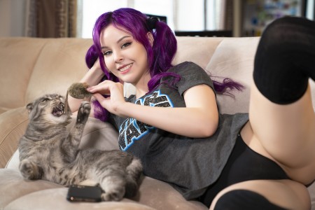 Эротическая фотосессия Helly Von на кровати