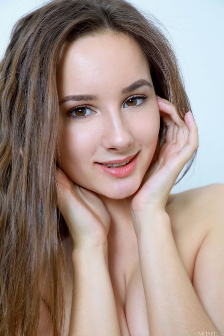 Летний фотосет с улыбающейся моделью