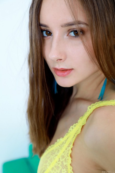 Летний фотосет с улыбающейся моделью