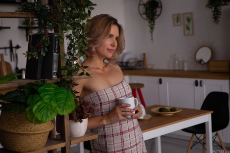 Веселая Амбер Перл в домашней обстановке