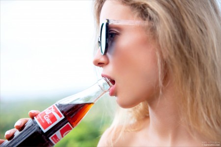 Летнее наслаждение: Даника в открытом бассейне