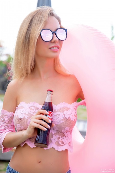 Летнее наслаждение: Даника в открытом бассейне