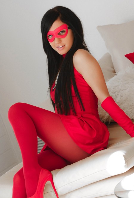 Эротическая фотосессия с улыбающейся красавицей