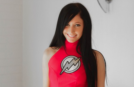 Эротическая фотосессия с улыбающейся красавицей