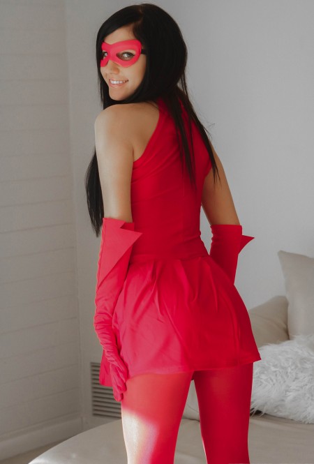 Эротическая фотосессия с улыбающейся красавицей