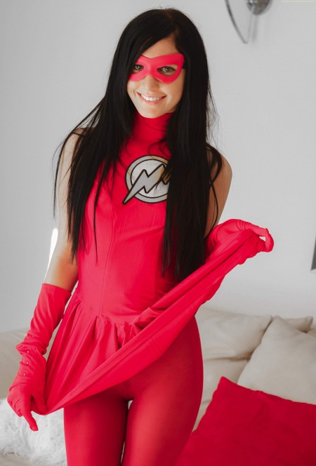 Эротическая фотосессия с улыбающейся красавицей