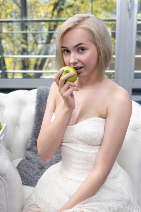 Эротический фотосет на диване