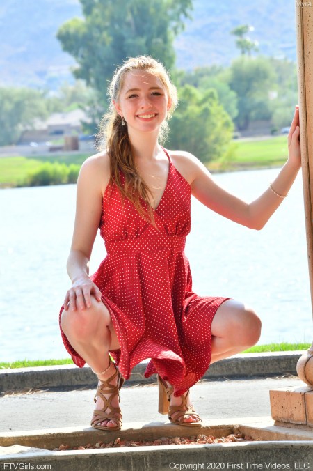 Летнее счастье: Мила Азул в природе