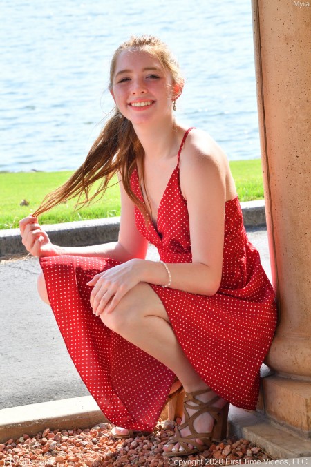 Летнее счастье: Мила Азул в природе