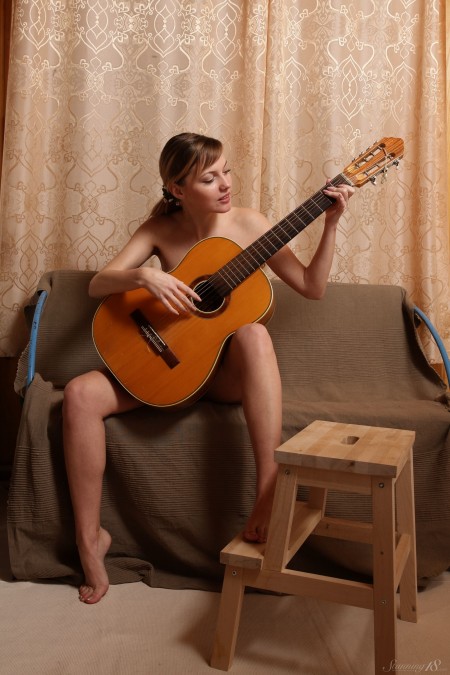 Музыкальная страсть: Лана У на гитаре