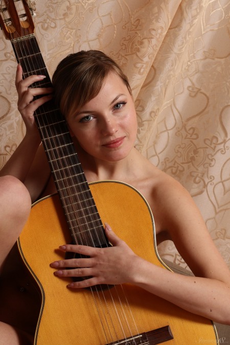 Музыкальная страсть: Лана У на гитаре