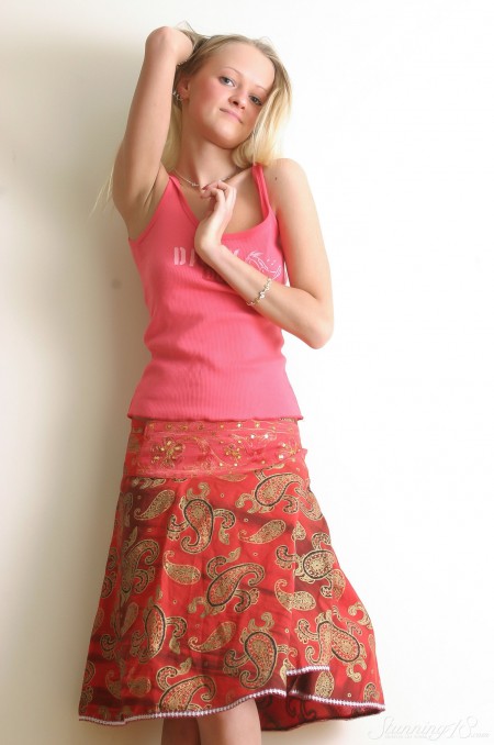 Соблазнительная блондинка Марта: эротическая фотосессия