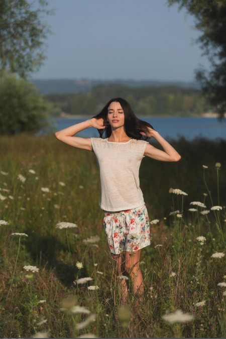 Радость летней природы: девушка Адель Морель