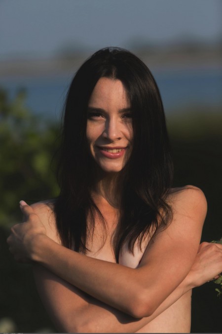 Радость летней природы: девушка Адель Морель