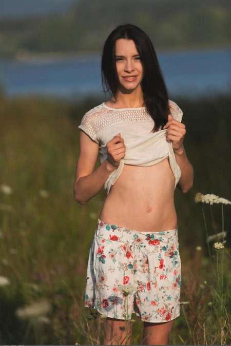 Радость летней природы: девушка Адель Морель