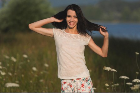 Радость летней природы: девушка Адель Морель