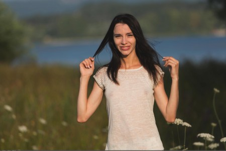 Радость летней природы: девушка Адель Морель