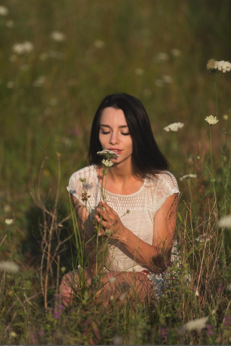 Радость летней природы: девушка Адель Морель