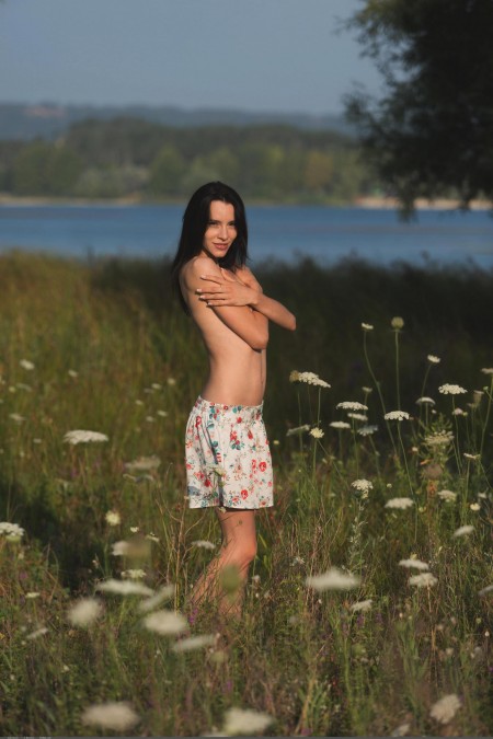 Радость летней природы: девушка Адель Морель